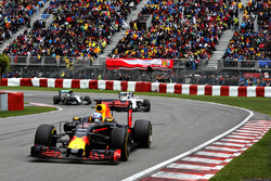 Daniel Ricciardo, Red Bull Racing RB12 voor Valtteri Bottas, Williams FW38 Mercedes en Nico Rosberg,