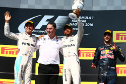 Podium: winnaar Lewis Hamilton, Mercedes AMG F1 Team, tweede Nico Rosberg, Mercedes AMG F1 Team, der