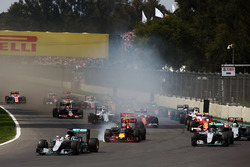 Lewis Hamilton, Mercedes AMG F1 W07 Hybrid mène au départ