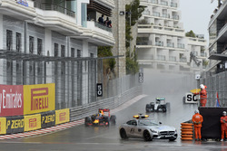 Daniel Ricciardo, Red Bull Racing RB12, führt hinter dem Safety-Car