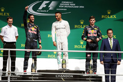 Podio: ganador de la carrera Lewis Hamilton, Mercedes AMG F1 segundo lugar Daniel Ricciardo, Red Bul
