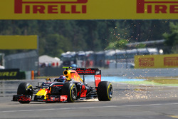 Max Verstappen, Red Bull Racing RB12 sacando chispas