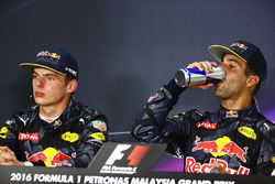 Ganador, Daniel Ricciardo, Red Bull Racing en la conferencia de prensa de la FIA con Max Verstappen,