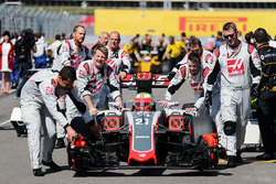Esteban Gutiérrez, Haas F1 Team VF-16 en la parrilla
