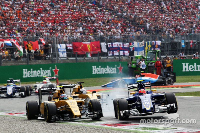 Crash: Jolyon Palmer, Renault Sport F1 Team RS16; Felipe Nasr, Sauber C35