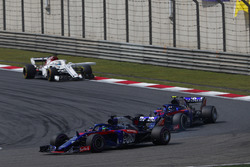 Brendon Hartley, Toro Rosso STR13 Honda, devant Pierre Gasly, Toro Rosso STR13 Honda, et Marcus Ericsson, Sauber C37 Ferrari