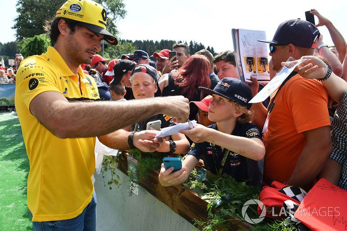 Carlos Sainz Jr., Renault Sport F1 Team, atiende a los fans