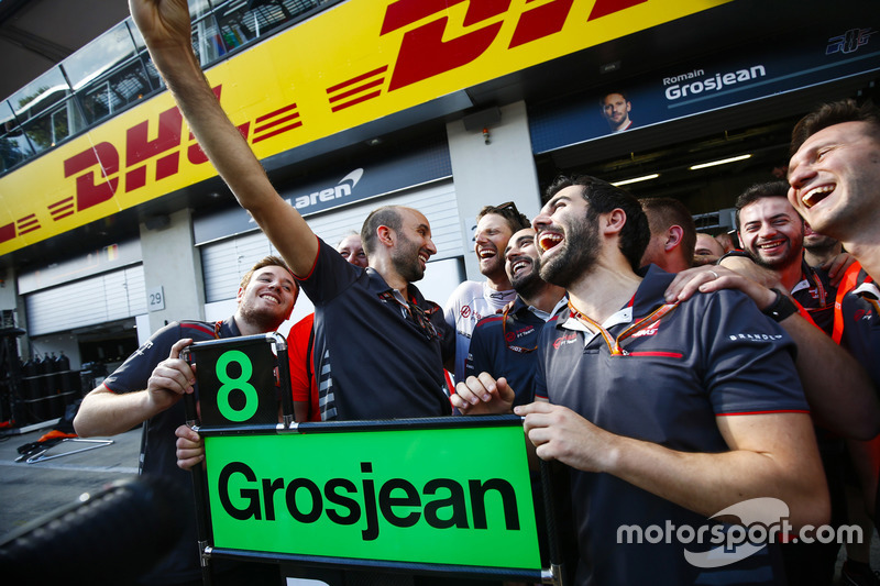 Romain Grosjean, Haas F1 Team, e il team Haas F1, festeggiano il miglior risultato del team a oggi