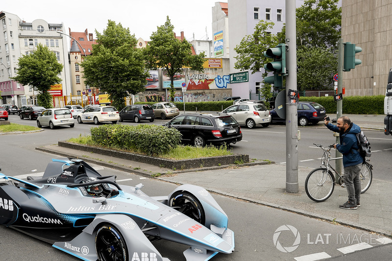 Kampiun Formula 1 , Nico Rosberg, mengemudikan mobil Formula E Gen2 di jalanan Berlin