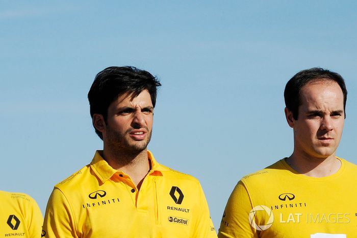Carlos Sainz Jr., Renault Sport F1 Team camina con el equipo por el circuito