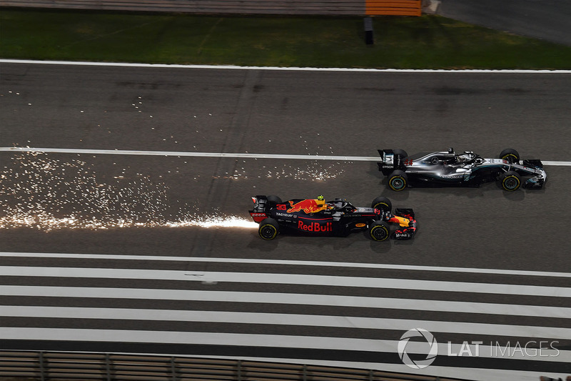 Max Verstappen, Red Bull Racing RB14 and Lewis Hamilton, Mercedes-AMG F1 W09 EQ Power+ battle