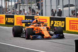 Stoffel Vandoorne, McLaren MCL33, con una foratura