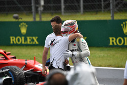 f1-hungarian-gp-2018-lewis-hamilton-mercedes-amg-f1-celebrates-in-parc-ferme Hamilton não enfrenta dificuldades e vence na Hungria Esportes f1-hungarian-gp-2018-lewis-hamilton-mercedes-amg-f1-celebrates-in-parc-ferme Hamilton não enfrenta dificuldades e vence na Hungria Esportes