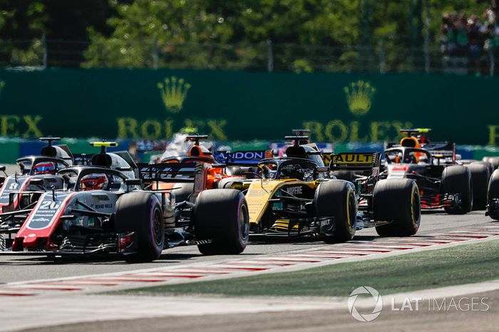 Kevin Magnussen, Haas F1 Team VF-18,  Nico Hulkenberg, Renault Sport F1 Team R.S. 18, Fernando Alonso, McLaren MCL33, Daniel Ricciardo, Red Bull Racing RB14, y el resto de los coches