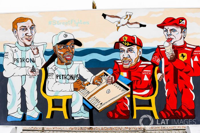 Obra que representa a Valtteri Bottas, Mercedes AMG F1, Lewis Hamilton, Mercedes AMG F1, Sebastian Vettel, Ferrari y Kimi Raikkonen, Ferrari, jugando al backgammon