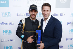 Le poleman Jean-Eric Vergne, Techeetah, reçoit le trophée de la pole position