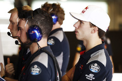 Pierre Gasly, Scuderia Toro Rosso, estudia los datos en el garaje del equipo