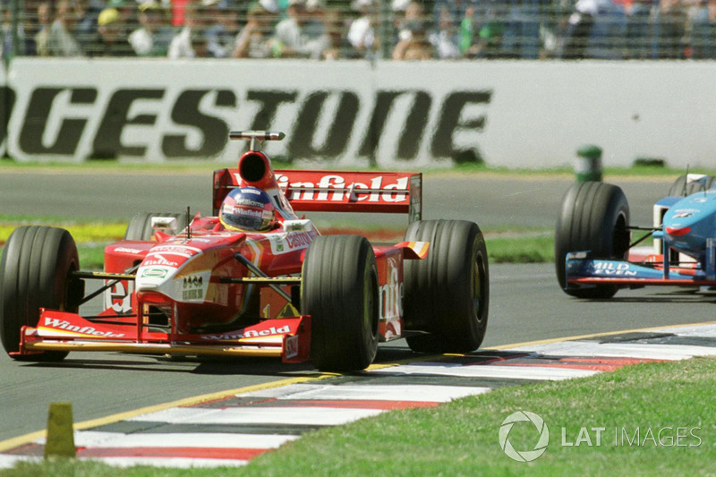 Jacques Villeneuve, Williams leads Giancarlo Fisichella, Benetton