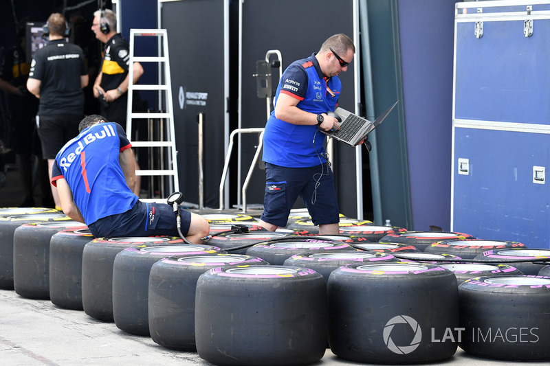Meccanici della Scuderia Toro Rosso e pneumatici Pirelli