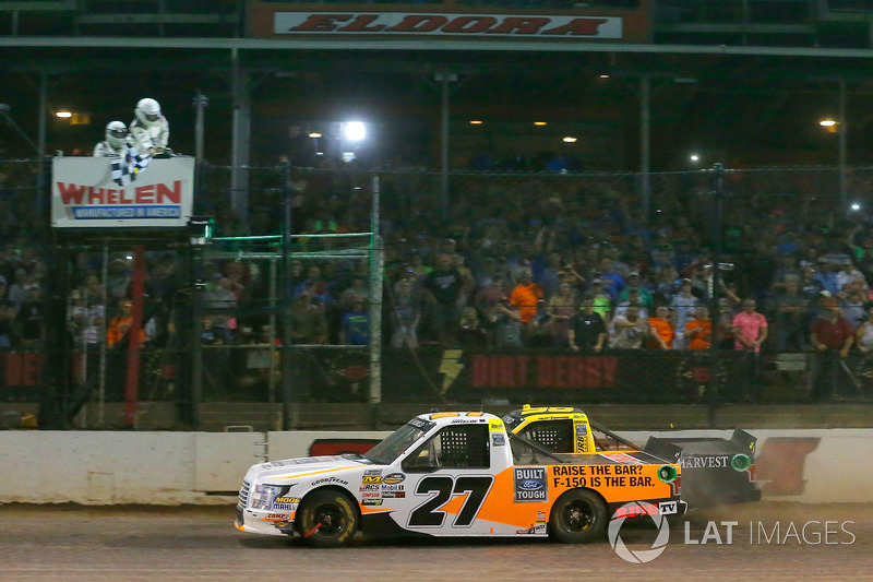 Fotofinish: 1. Chase Briscoe, ThorSport Racing, Ford F-150; 2. Grant Enfinger, ThoSport Racing, Ford F-150