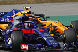 Pierre Gasly, Toro Rosso STR13, leads Stoffel Vandoorne, McLaren MCL33