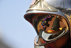Brendon Hartley, Scuderia Toro Rosso STR13 reflected in a fireman helmet