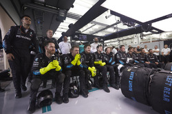 L'équipe Mercedes suit la fin de course avec anxiété
