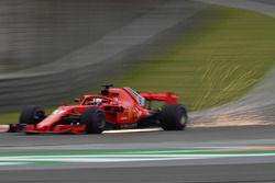 Sebastian Vettel, Ferrari SF71H, fait des étincelles