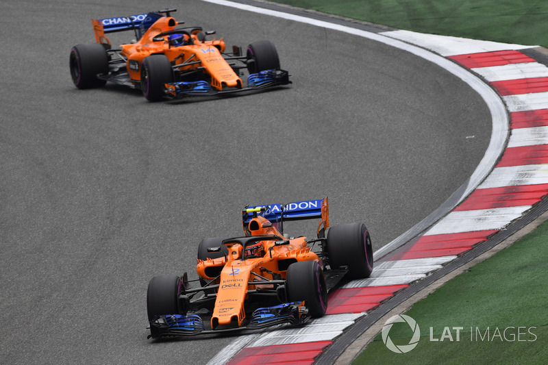 Stoffel Vandoorne, McLaren MCL33 and Fernando Alonso, McLaren MCL33