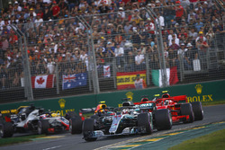 Lewis Hamilton, Mercedes AMG F1 W09, devant Kimi Raikkonen, Ferrari SF71H, Sebastian Vettel, Ferrari SF71H, Kevin Magnussen, Haas F1 Team VF-18 Ferrari, Max Verstappen, Red Bull Racing RB14 Tag Heuer, et le reste du peloton au départ
