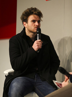 Oliver Rowland parle à Henry Hope-Frost sur la scène Autosport