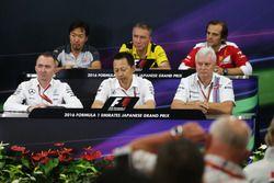 La Conferencia de prensa FIA (desde la fila posterior (de izquierda a derecha)): Ayao Komatsu, Haas 