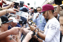 Lewis Hamilton, Mercedes AMG F1 signe des autographes pour les fans