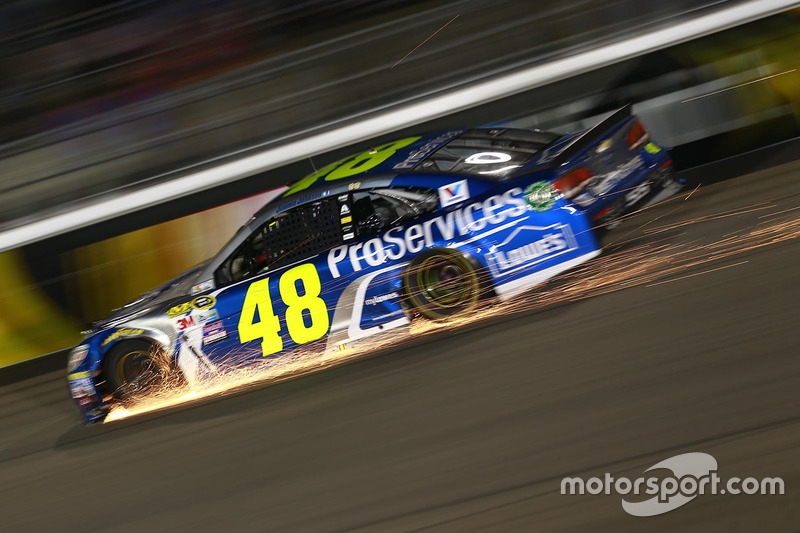 Jimmie Johnson, Hendrick Motorsports Chevrolet sacando chispas