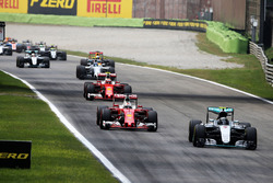 Nico Rosberg, Mercedes AMG F1 W07 Hybridführt nach dem Start