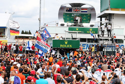 Podium: winnaar Lewis Hamilton, Mercedes AMG F1, tweede plaats Daniel Ricciardo, Red Bull Racing, de