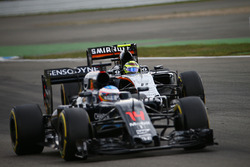 Fernando Alonso, McLaren MP4-31 y Sergio Pérez, Sahara Force India F1 VJM09