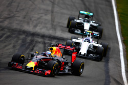 Daniel Ricciardo, Red Bull Racing RB12 lídera a Valtteri Bottas, Williams FW38 Mercedes y Nico Rosberg, Mercedes AMG F1 W07