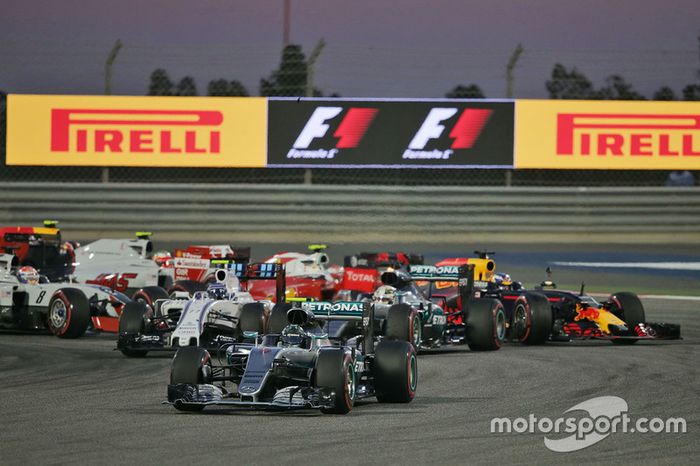 Arrancada: Nico Rosberg, Mercedes AMG F1 Team W07, Valtteri Bottas, Williams FW38 y Lewis Hamilton,