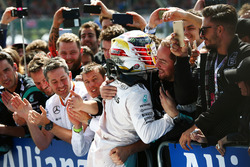Переможець гонки Льюіс Хемілтон, Mercedes AMG F1 святкує з командою у закритому парку