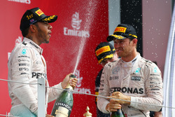 Льюис Хэмилтон, Mercedes AMG F1 W07, и Нико Росберг, Mercedes AMG Petronas F1 W07