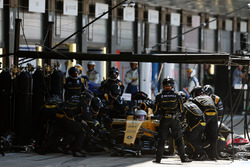 Kevin Magnussen, Renault Sport F1 Team RS16 hace una parada en boxes