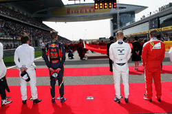 Макс Ферстаппен, Scuderia Toro Rosso и Валттери Боттас, Williams во время исполнения национального г