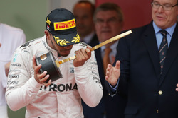 Победитель гонки - Льюис Хэмилтон, Mercedes AMG F1 празднует на подиуме