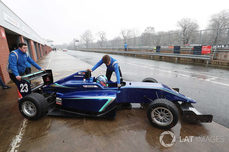 Billy Monger en el coche de carreras Carlin MSV Fórmula 3