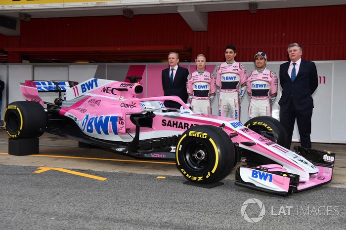 Andrew Green, director técnico del Sahara Force India F1; Nikita Mazepin, Esteban Ocon y Sergio Perez, pilotos del Sahara Force India y Otmar Szafnauer, jefe de operaciones de Force India, con el nuevo coche VJM11