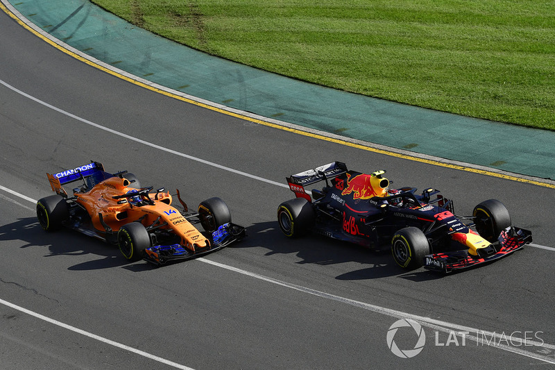 Max Verstappen, Red Bull Racing RB14 et Fernando Alonso, McLaren MCL33