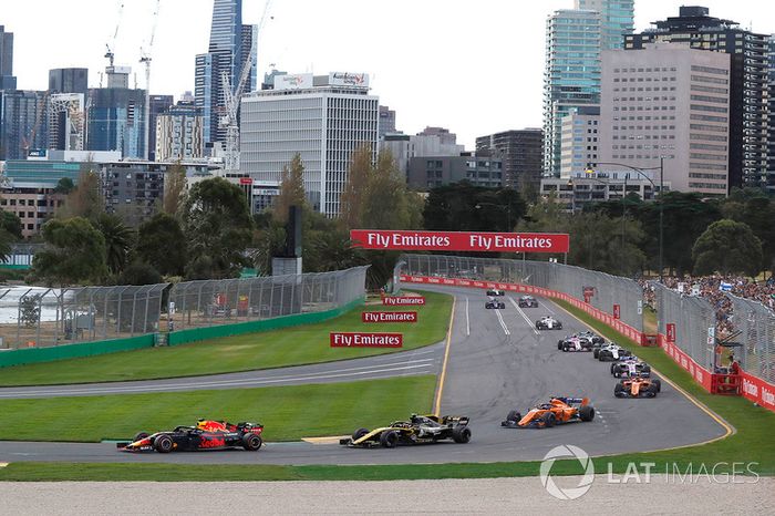 Daniel Ricciardo, Red Bull Racing RB14, Carlos Sainz Jr., Renault Sport F1 Team R.S. 18 al inicio