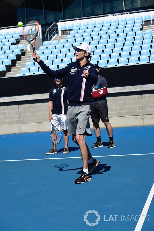Esteban Ocon, Force India F1 juega al tenis en Melbourne Park