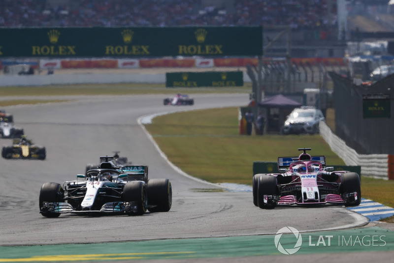 Lewis Hamilton, Mercedes AMG F1 W09, supera Sergio Perez, Force India VJM11